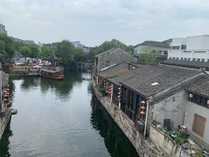 连接正负极